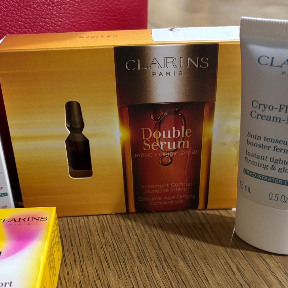 Clarins Vibrant Red Beauty Collection - Picture 3 of 9